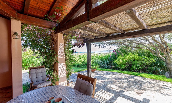 San Teodoro Villa | Espléndida villa con jardín privado y vistas al mar.