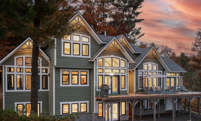Utterson Cabaña | Gorgeous 8Bed, 5Bath Cottage on 3 Mile Lake! Spacious Deck! Privacy! Views!