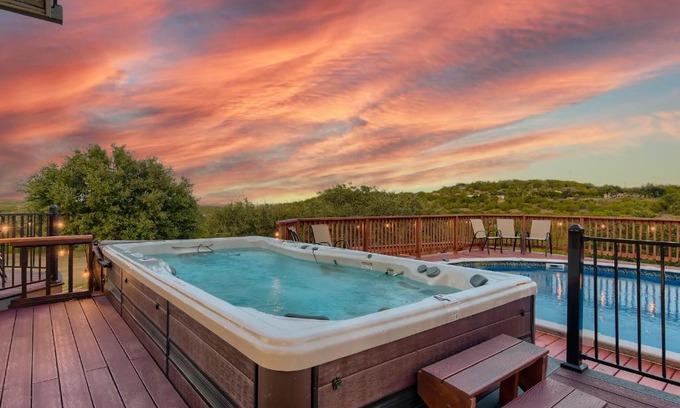 Spicewood Villa | Gorgeous 10 Acre Estate POOL HOT TUB GAME ROOM