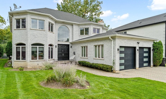 Skokie Casa | Gorgeous 15BD & 5.5BR House w/Ninja Gym - Skokie!