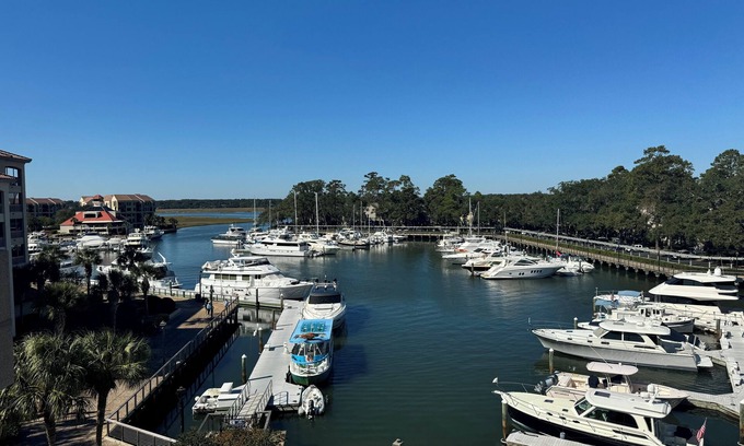 Shelter Cove Condominio | Gorgeous 2 bedroom villa overlooking Shelter Cove Harbour with pool and spa
