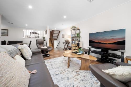 Kingston Casa | Gorgeous 2-Bed Townhouse with Patio, BBQ & Parking