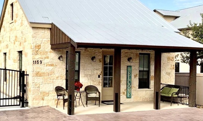 Gruene Casa | Gorgeous 2 bedroom Casita on the Guadalupe River walking distance from Gruene.