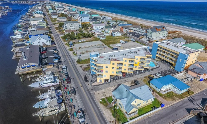 North Carolina Coast Condominio | Gorgeous 2 BR/2BA Condo with Ocean and Canal views, heart of Carolina Beach