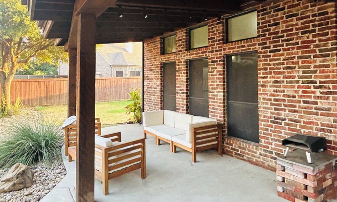 Corinth Casa | Gorgeous 3-Bedroom Family Home with Pizza Oven, Jacuzzi Bath & Office!