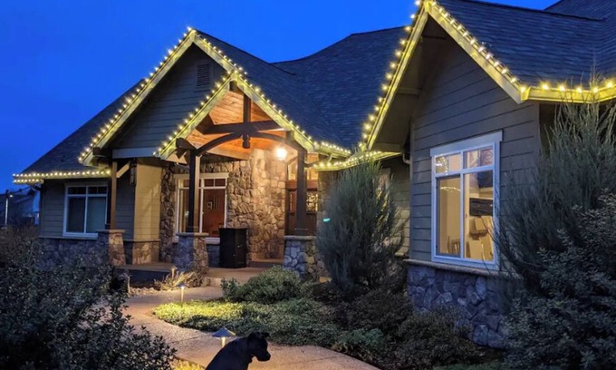 Carlton Casa | Gorgeous 3 BR 2.5 BA Craftsman home on 1/2 acre- Great outdoor spaces & firepit