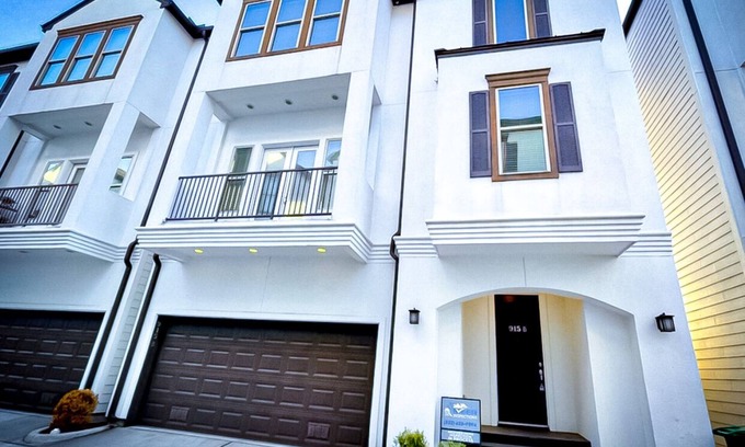 Shady Acres Casa | Gorgeous 3BD Townhouse in trendy area near downtown