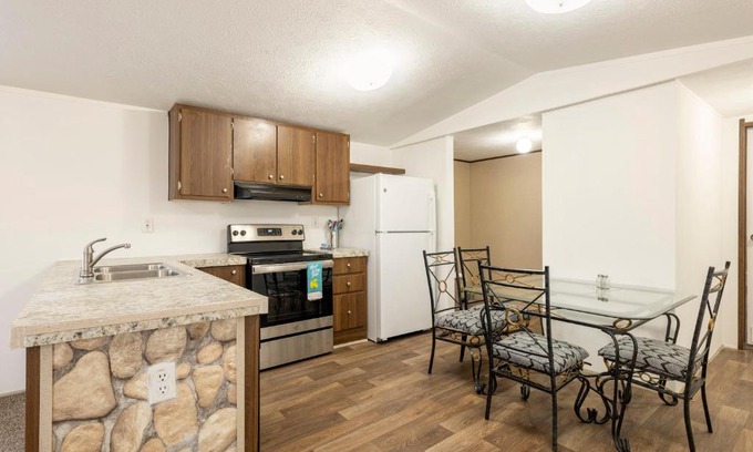 Dale Casa | Gorgeous 3BR Guest House - Near COTA F1s & Airport