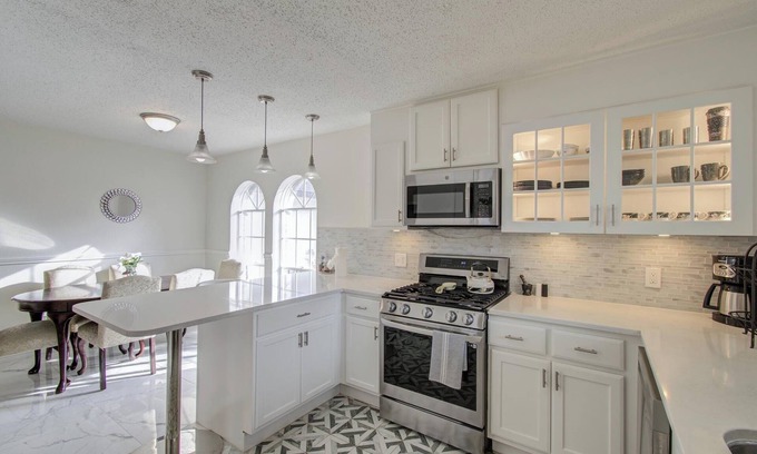 Clodine Casa | Gorgeous 4 Bd/2.5 Ba with King Suite