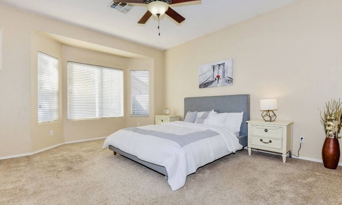 Coldwater Springs Casa | Gorgeous 4 bedroom house in a peaceful neighborhood.