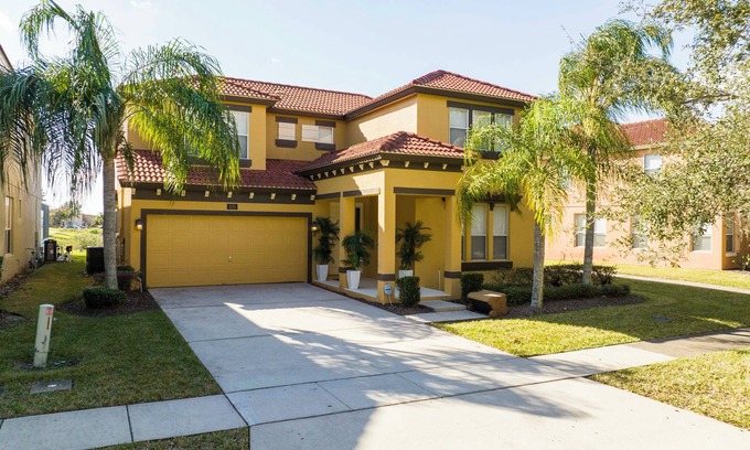 Bellavida Casa | Gorgeous 4 Bedroom w Pool Close to Disney 920