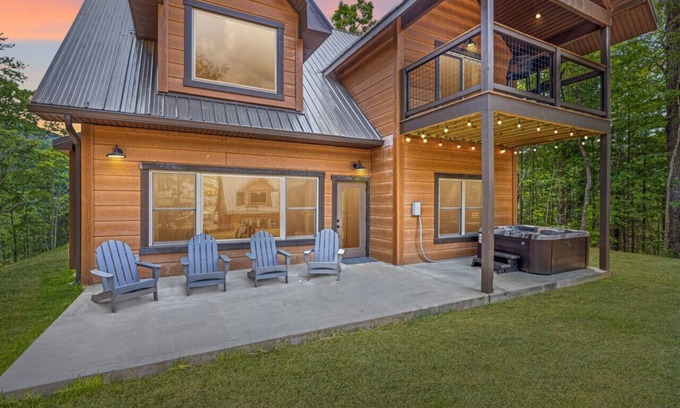 Wears Valley Cabina | Gorgeous 4BR Cabin with Hot Tub!