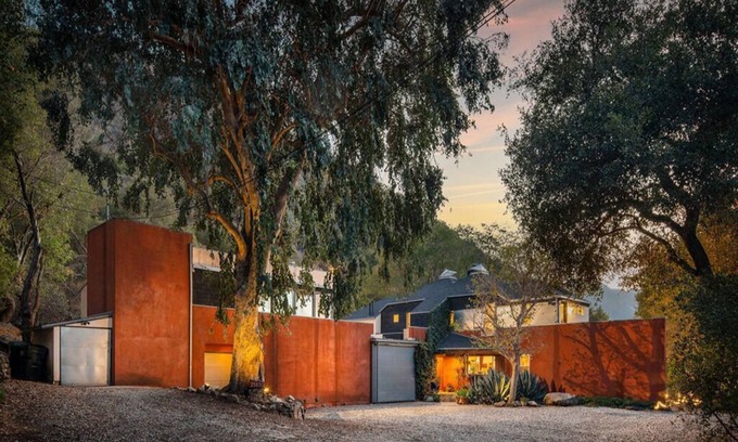 Calabasas Casa | Gorgeous 5-bedroom estate in Malibu Canyon with 2 private apartments, sleeps 13!