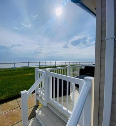 Hopton on Sea Otro | Gorgeous 7 Berth Caravan With Decking And Full Seaviews At Hopton Ref 80053S