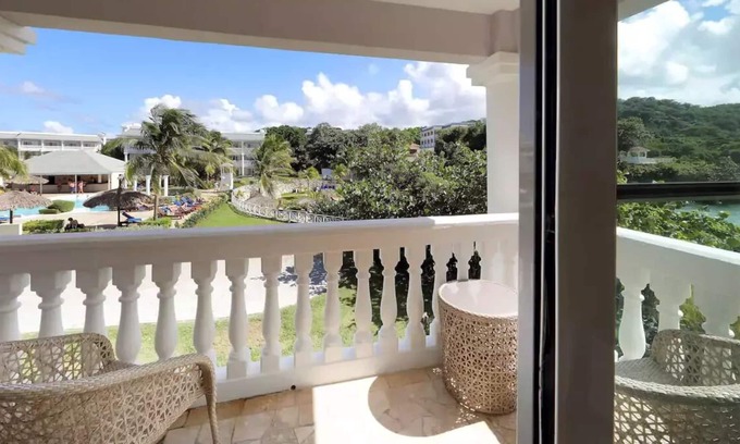 Lucea Apartamento | Gorgeous All Inclusive Resort for up to 6