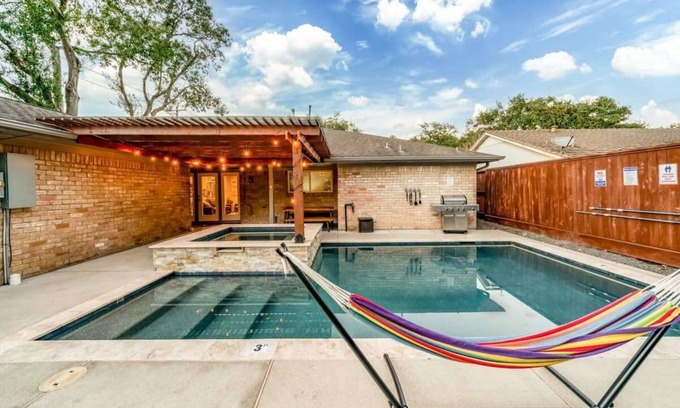 Willow Meadows/Willowbend Area Casa | Gorgeous and Cozy Houston home w/ a private Pool