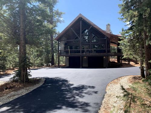 Duck Creek Village Casa | Gorgeous and Fully Equipped Cabin with Hot Tub in Duck Creek Village, Perfect for a Family Holiday in the Mountains