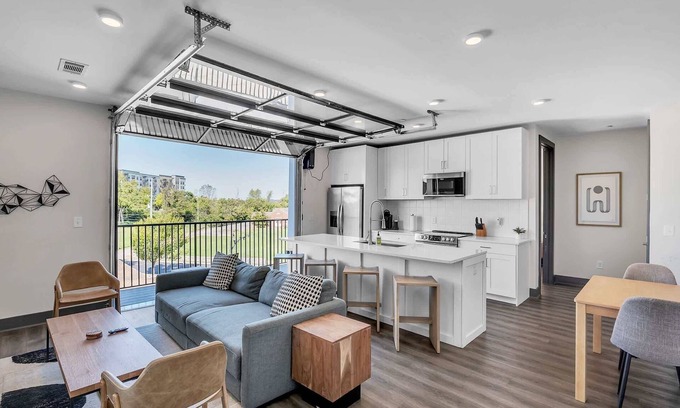 Rolling Mill Hill Apartamento | Gorgeous Apt for 8 w/Rooftop & Gym, Near DT!