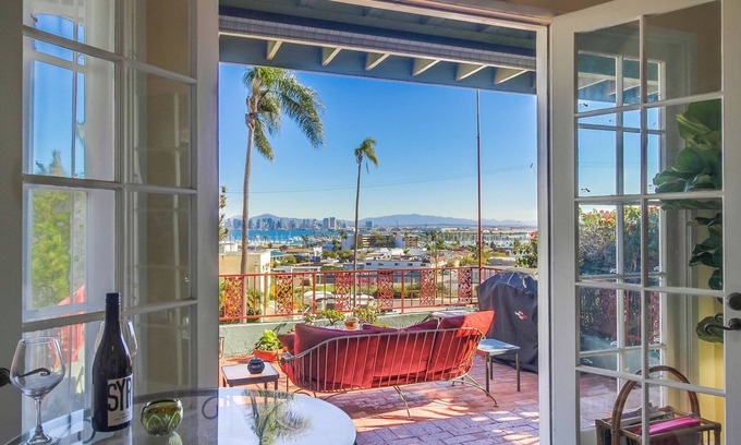 Point Loma Apartamento | Hermosa vista a la bahía y salida del sol / puestas de sol desde su terraza privada y soleada.