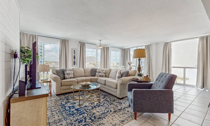 Holiday Isle Condominio | Gorgeous beachview condo with shared pool, shopping and beach access