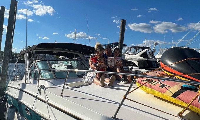 Tallman Alquiler De Eote | Gorgeous Boat - weekend on the water - 2 bdrm Cabin Cruiser-yacht club included