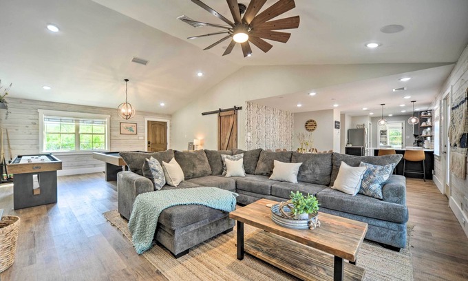 Canyon Lake Cabina | Gorgeous Cabin w/ Pergolas, Walk to River!