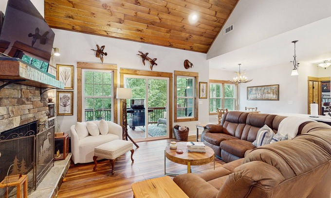 Ellijay Cabina | Gorgeous cabin with double deck and patio, hot tub, & outdoor fire place