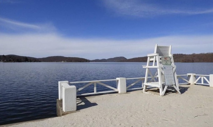 New Fairfield Casa | Gorgeous Candlewood Isle Lake View Home