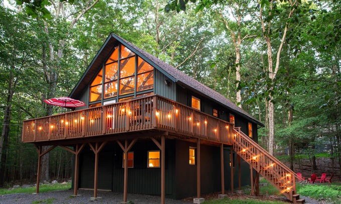 Locust Lake Village Chalet De Esquí | Gorgeous Chalet in the Poconos with Hot Tub, Fire Pit and BBQ!