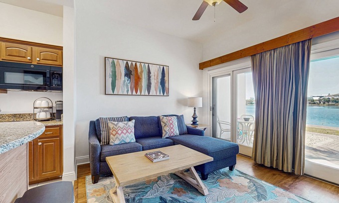 Sunnyside Condominio | Gorgeous coastal home with plenty of space shared pool and easy beach access