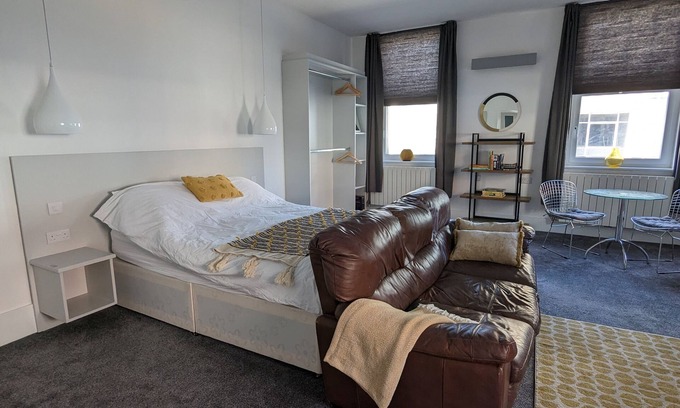 Merthyr Tydfil Apartamento | Gorgeous, comfortable Apartment on the High Street
