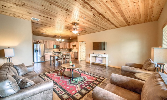 Gruene Condominio | Gorgeous Condo Historic Gruene with pool! Dog friendly!
