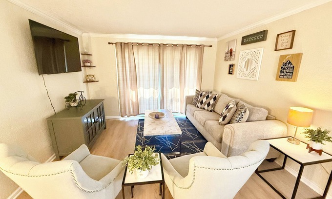 St. Nicholas Condominio | Gorgeous Condo! Very peaceful and Safe!