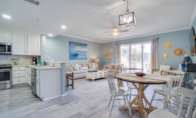 Port St. Joe Condominio | Gorgeous condo with gulf views, pool & hot tub in Mexico Beach. Sleeps 6.