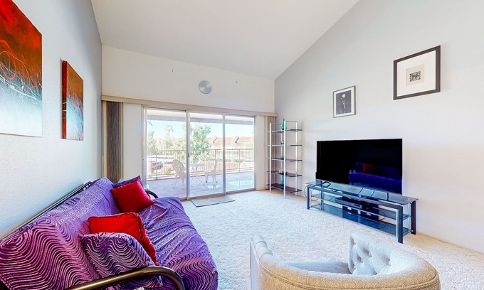 Desert Shores Condominio | Gorgeous condo with hot tub, pool, tennis court, & grilling area - lake access
