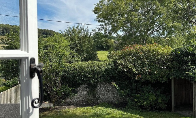Skirmett Cabaña | Gorgeous Cottage in Skirmett with Parking. Pet Friendly!