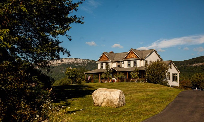 New Paltz Casa | Escapada al campo con vistas panorámicas de Gunks, jacuzzi, piscina, pozo de fuego y más