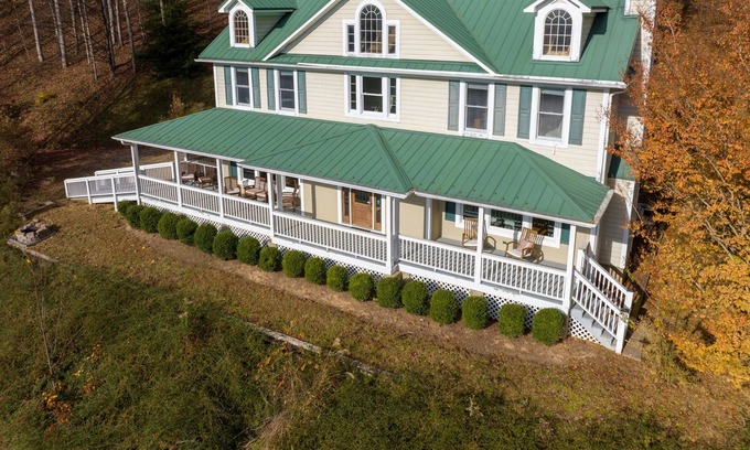Barnardsville Casa | Gorgeous Country Chateau w/mountain views - 20 min to Asheville.