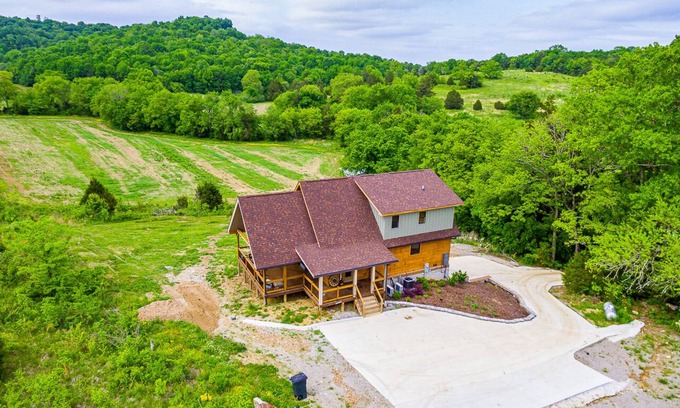 Lincoln County Cabina | Gorgeous custom log cabin on 185 acres