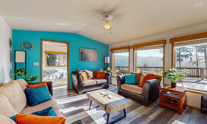 Brookings Cabina | Gorgeous dog-friendly coastal escape with private hot tub, patio & amazing views
