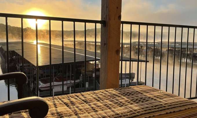 Camdenton Condominio | Escape magnífico: sin escalones, deslizamiento del barco, sin grava, frente al lago por Kinderhook & Golf