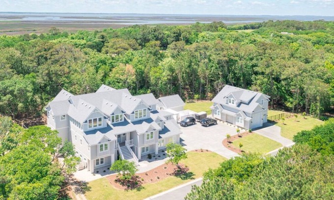 Corolla Casa | Gorgeous estate in the Currituck Club, Corolla! Perfect for events and retreats!