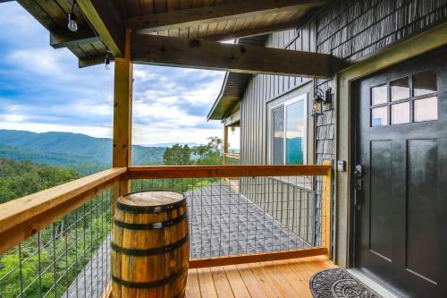 Gatlinburg Casa | Gorgeous Gatlinburg Cabin Large Deck and Hot Tub!