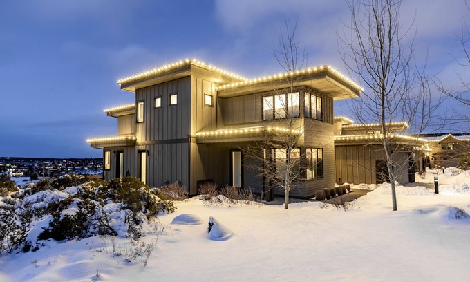 Bend Casa | GORGEOUS golf, mtn views ~ golf discounts ~ full resort amenities ~ modern ~ new