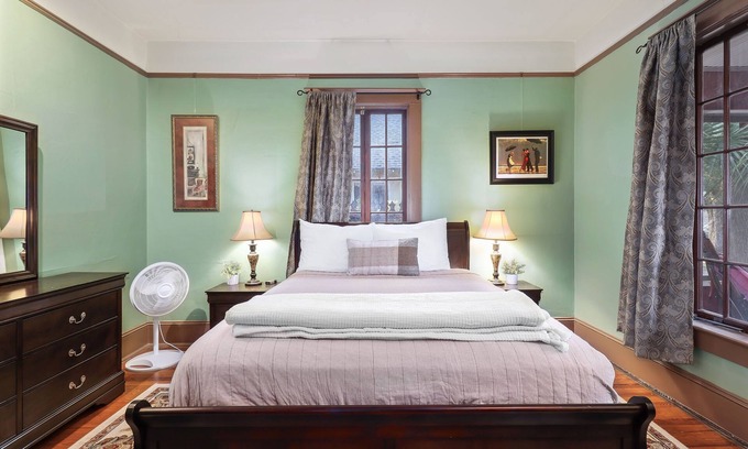 University Heights Casa | Gorgeous, Historic Downtown Home – Tucked into UF!