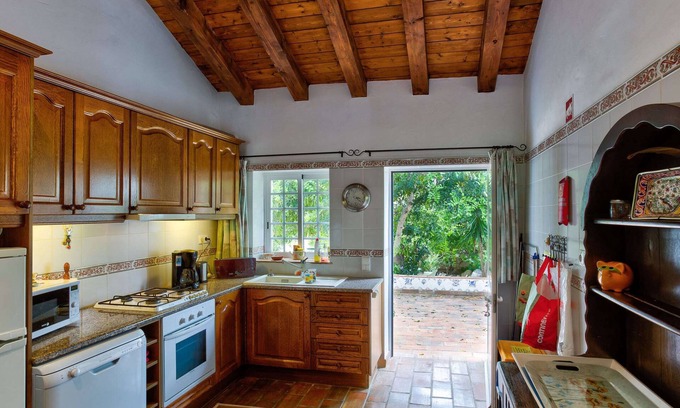 Barracao Casa | Gorgeous Holiday Home in Portimao With Swimming Pool