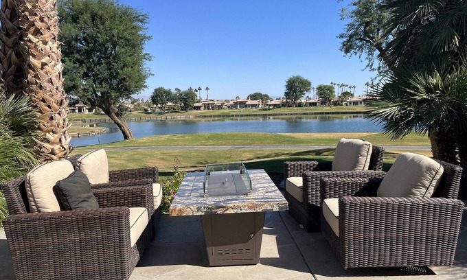 La Quinta Condominio | Hermosa casa con vista a la calle 6 y hermosa vista al agua