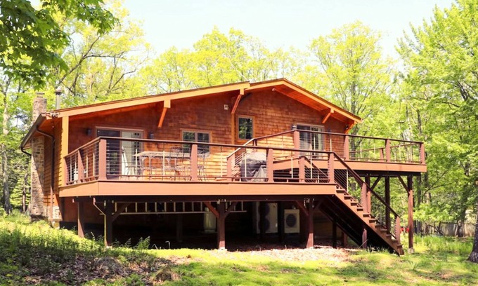 Henryville Casa | Gorgeous Home Close to Ski resort w/ Sauna, Hot tub and Fire pit