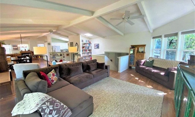 Hermosa Casa | Hermosa casa con Creek en el patio, 10 min. a la ciudad / 20 min. esquiar, mascotas