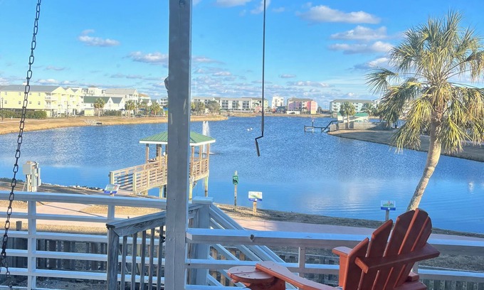 North Carolina Coast Casa | Gorgeous Lake Views. Walk to the beach, boardwalk, Farmers Market & more!